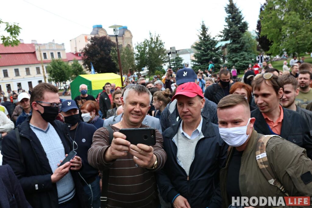 "Президент - не бог и не царь". Что Валерий Цепкало говорил на пикете в Гродно