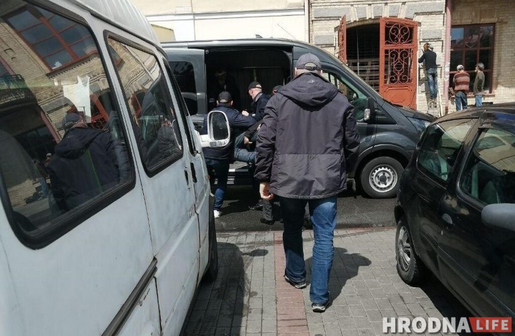 В Гродно задерживают сторонников Тихановской: одного забрали с пикета, другую с работы