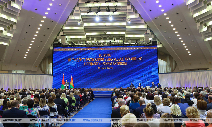 Лукашенко поручил изменить правила поступления в вузы: ЦТ не дает поступить детям из бедных семей