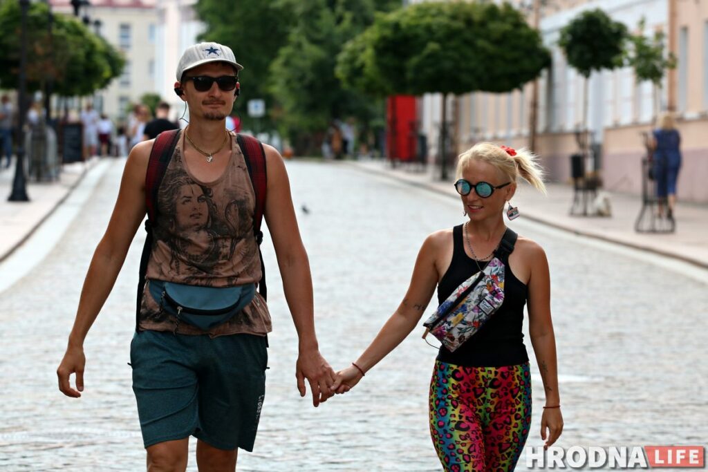 «Цель - объехать всю страну». Туристы прилетели из Индии, сели на велосипеды и поехали по Беларуси