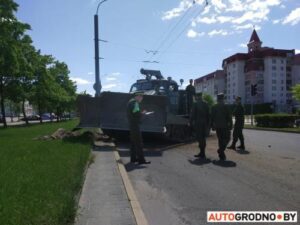 В Гродно военные уронили бульдозер. Как это произошло?