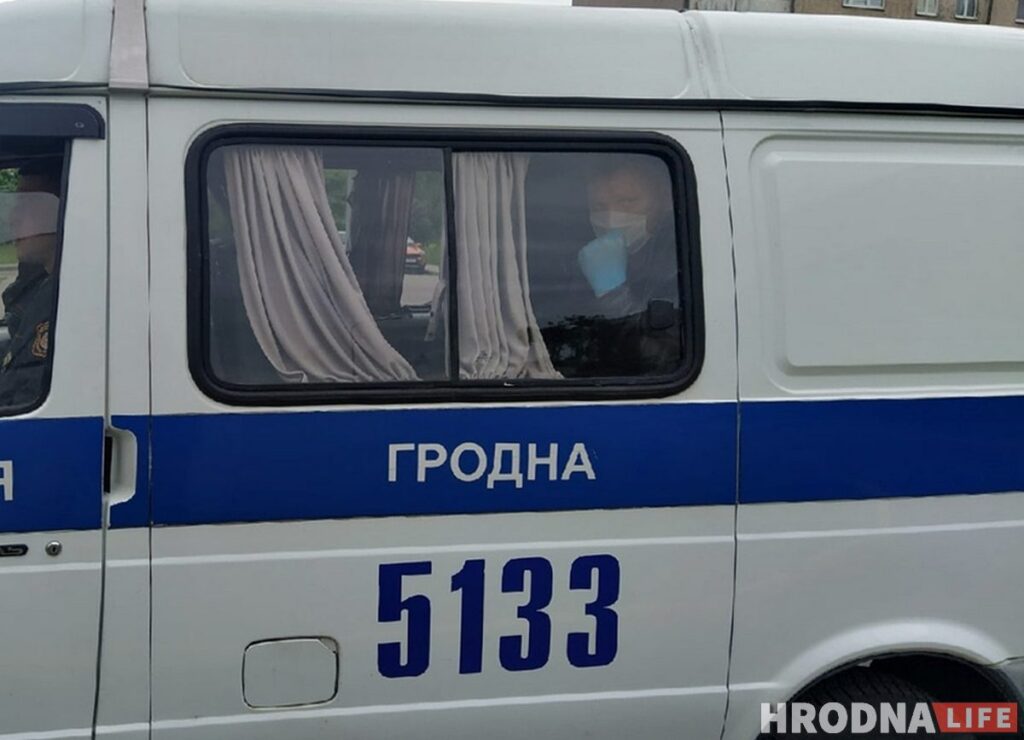 «За вырученные средства оплатим штрафы». Художник нарисовал пикет в Гродно и готов продать рисунок