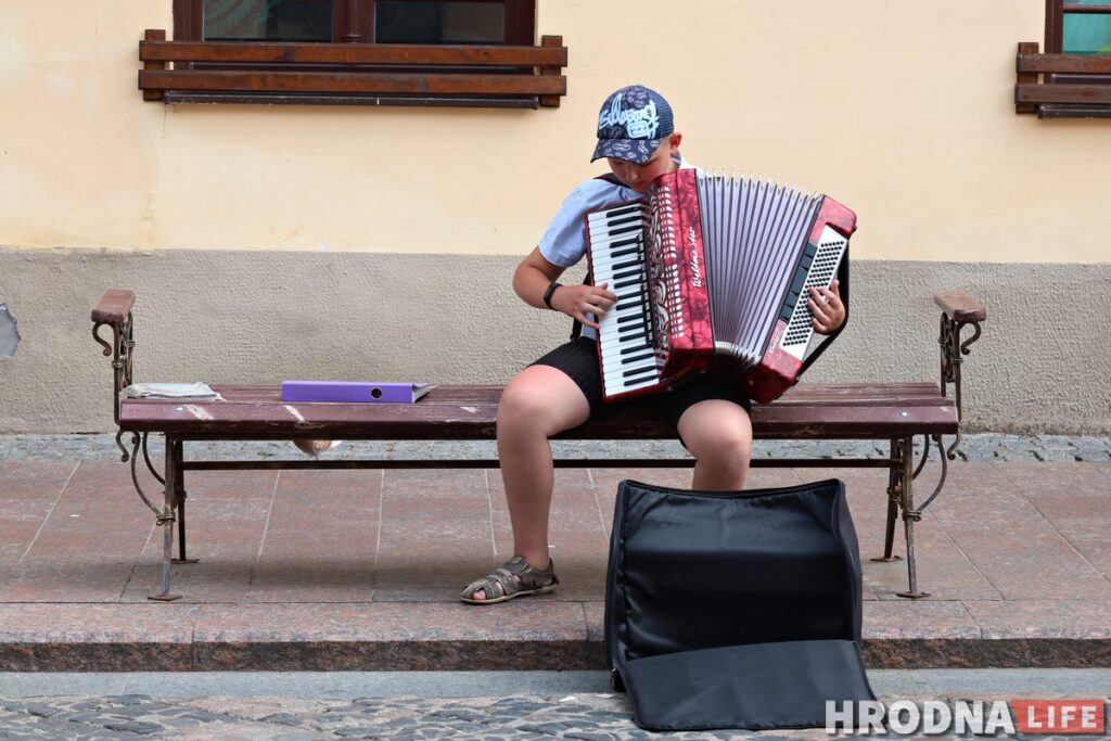 Лев любит музыку: 10-летний гродненец выходит играть на Советскую, потому что все фестивали отменили