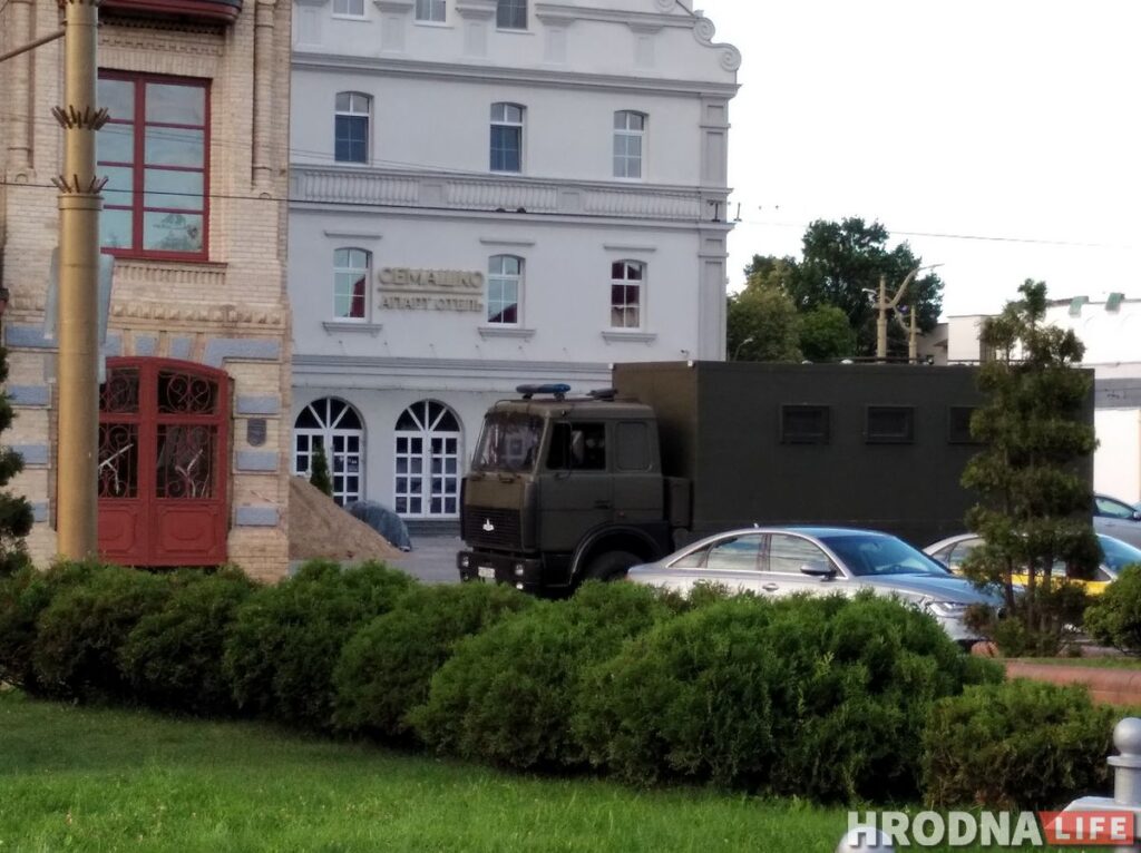 Гродненцы и ОМОН вышли на Советскую после регистрации кандидатов в президенты