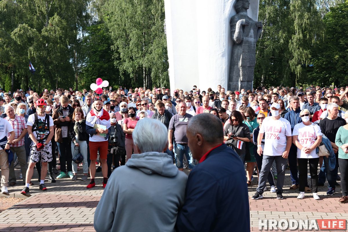 ФОТО: в Гродно прошел первый агитационный пикет за Тихановскую