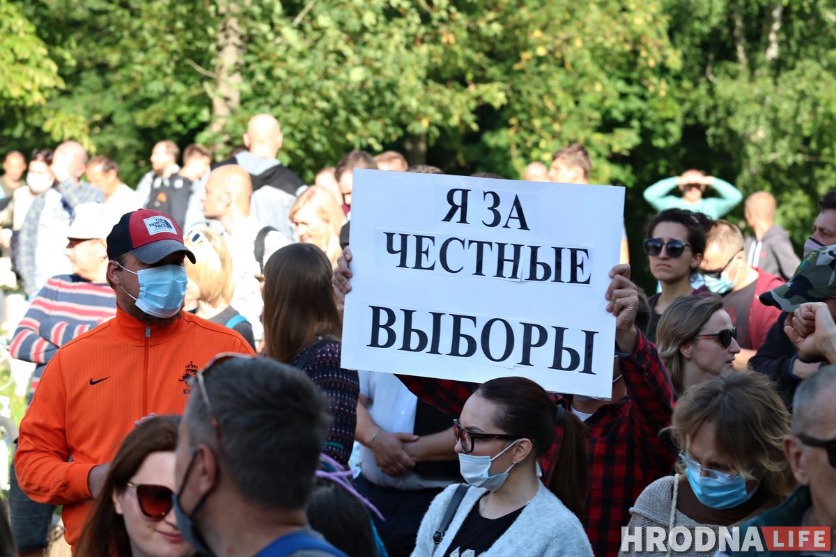 ФОТО: в Гродно прошел первый агитационный пикет за Тихановскую