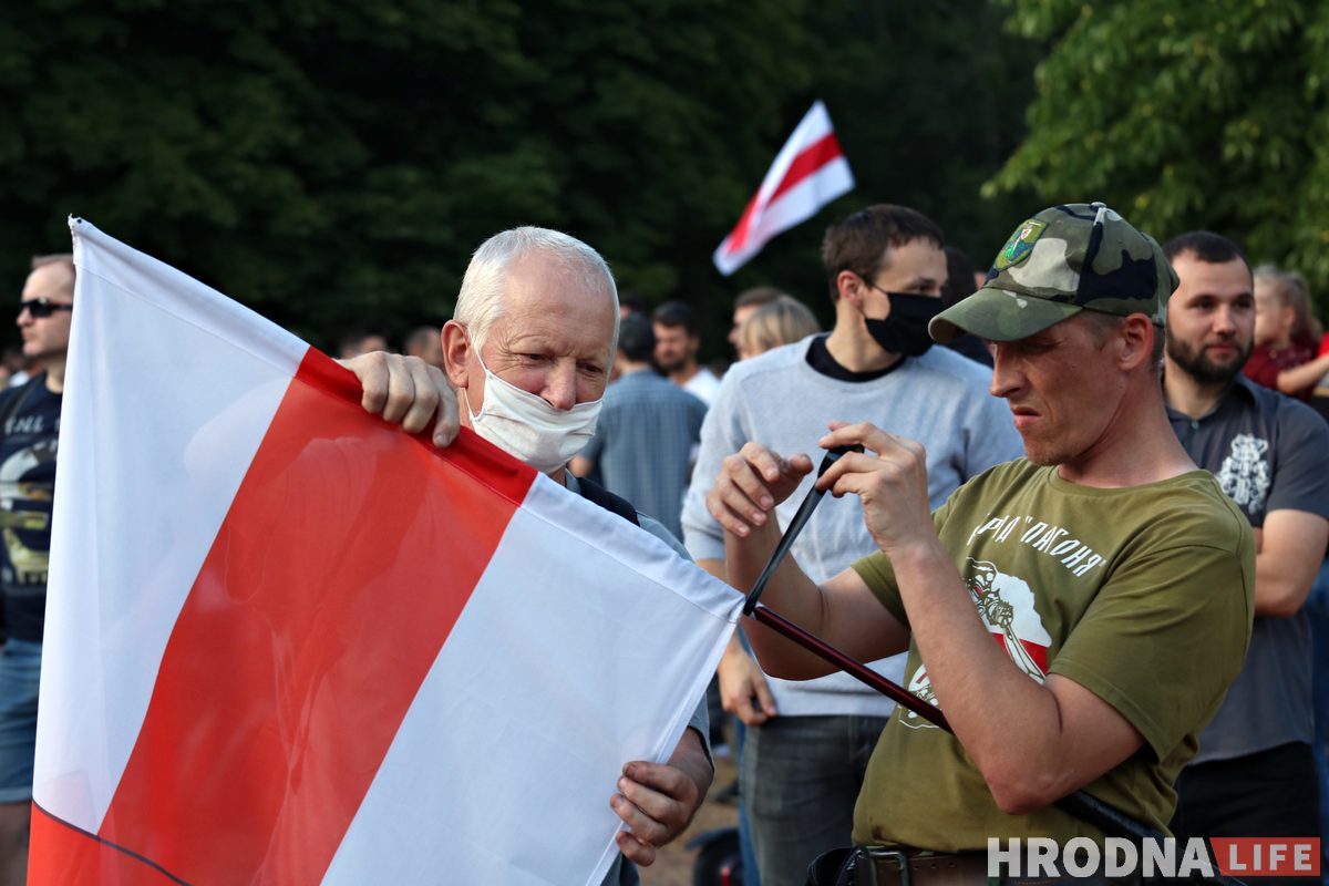 ФОТО: в Гродно прошел первый агитационный пикет за Тихановскую