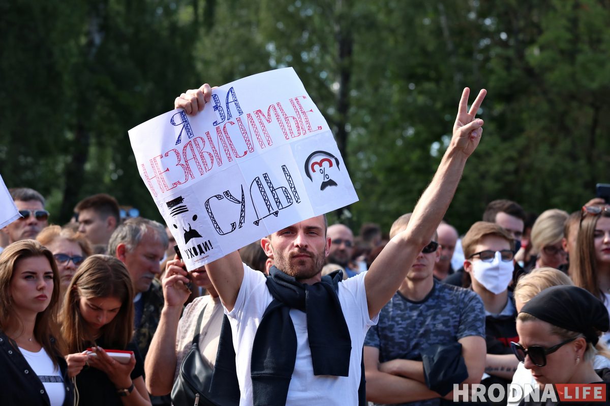 ФОТО: в Гродно прошел первый агитационный пикет за Тихановскую