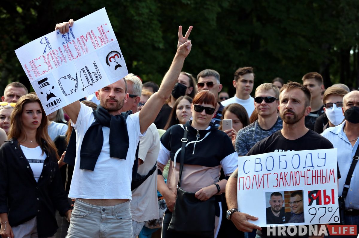 ФОТО: в Гродно прошел первый агитационный пикет за Тихановскую