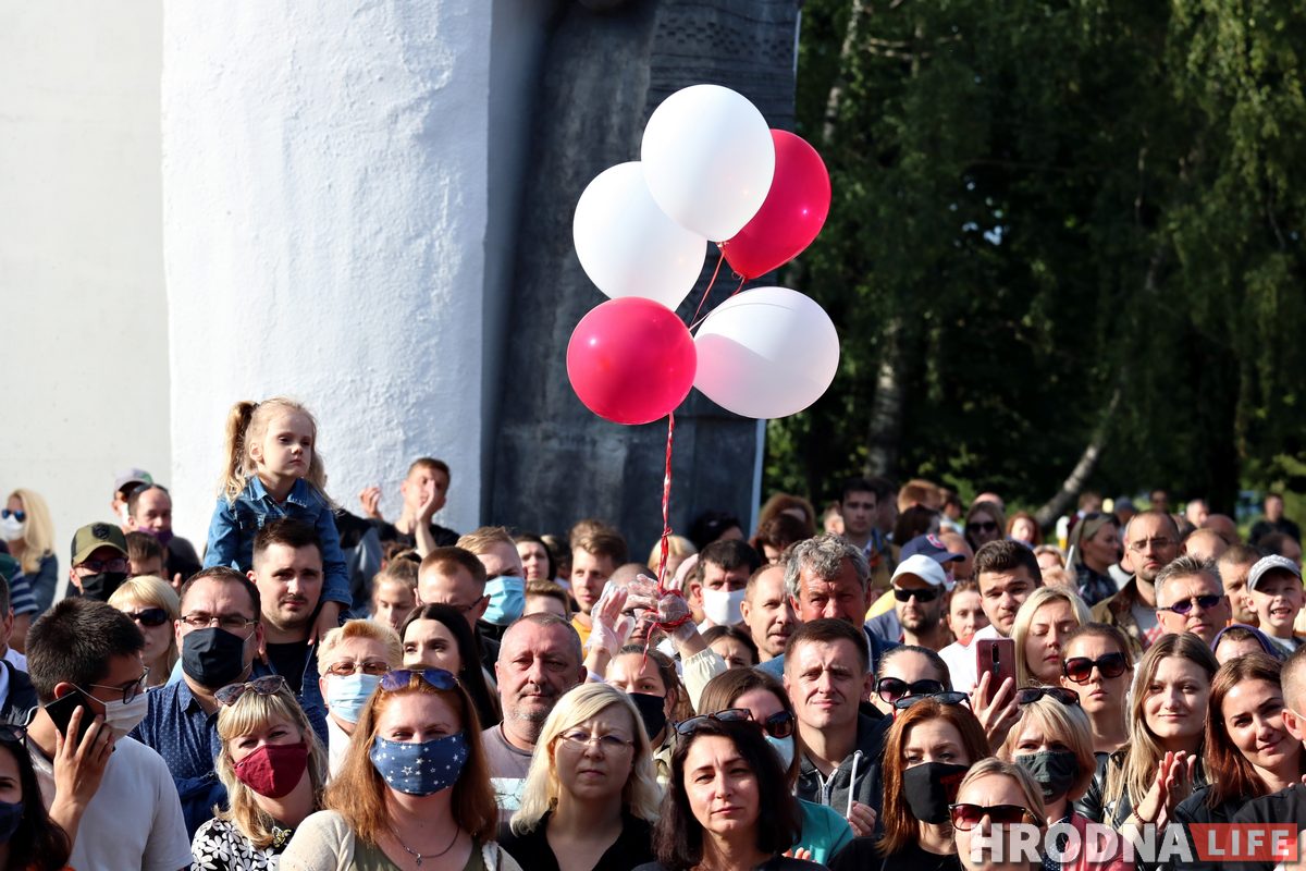 ФОТО: в Гродно прошел первый агитационный пикет за Тихановскую