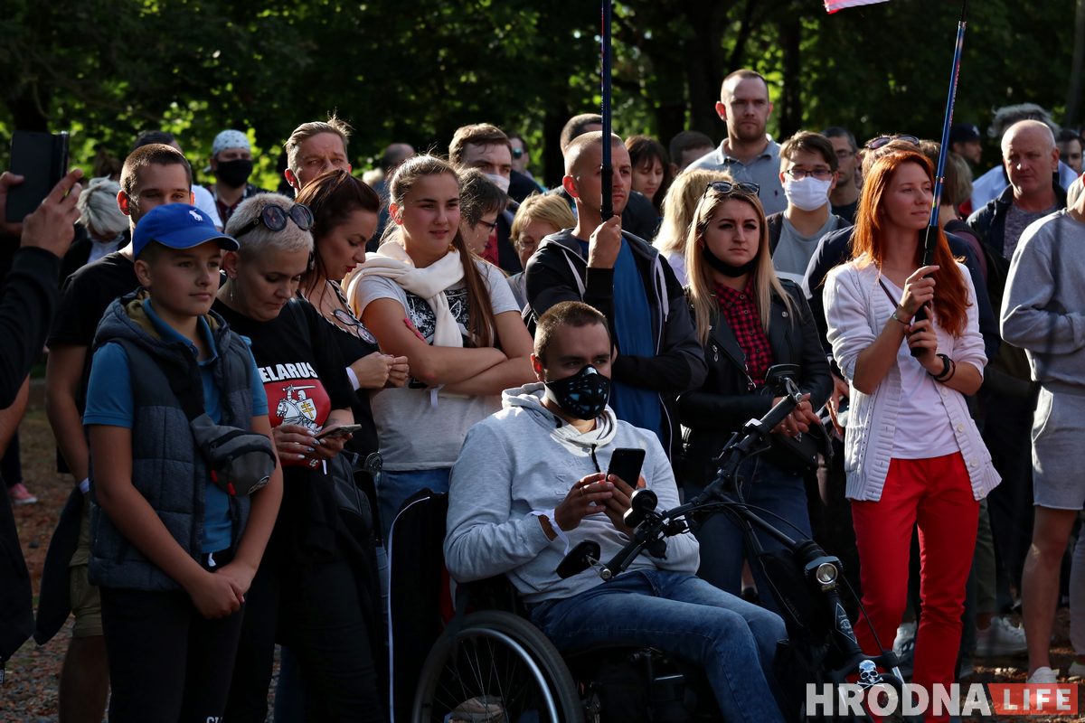 ФОТО: в Гродно прошел первый агитационный пикет за Тихановскую