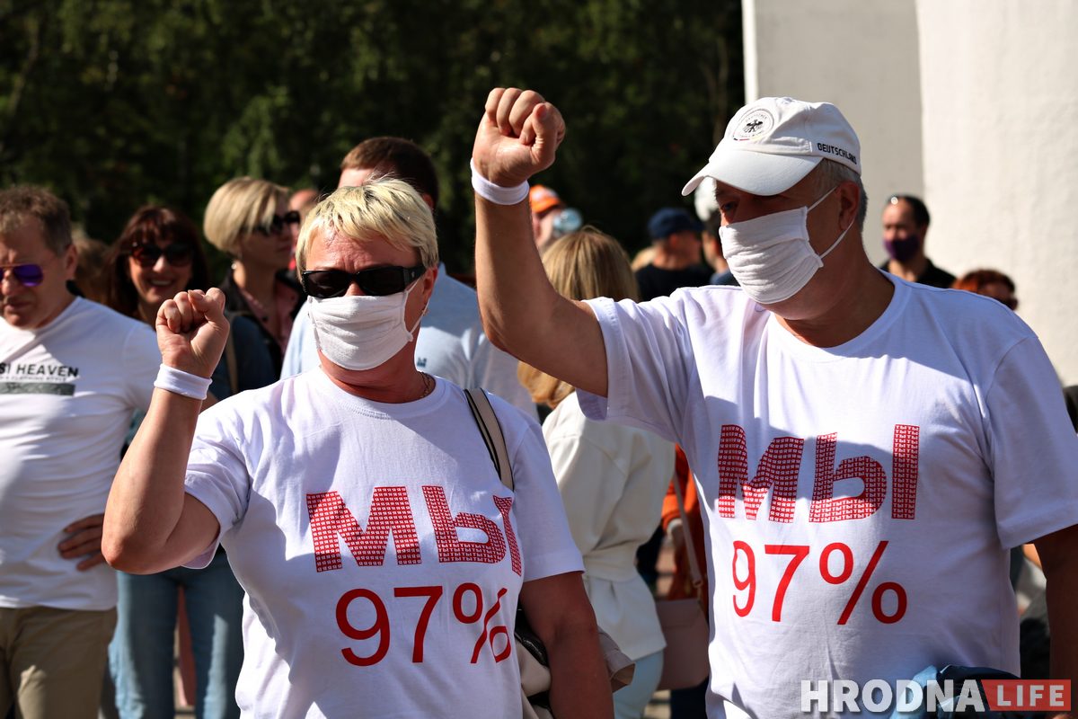 ФОТО: в Гродно прошел первый агитационный пикет за Тихановскую