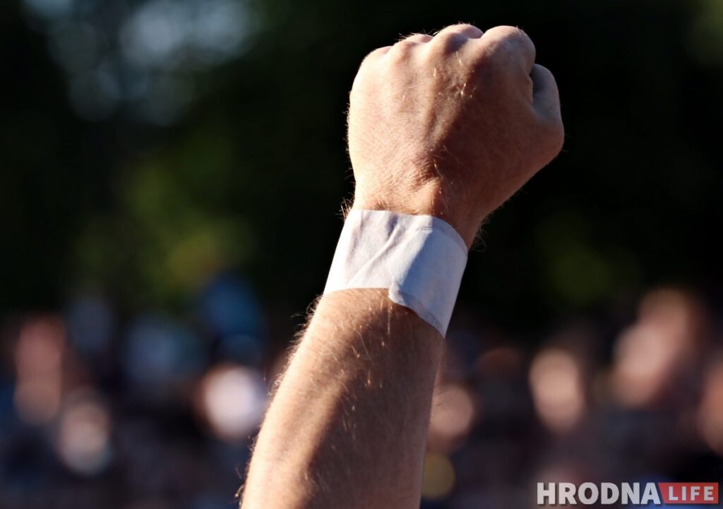 “Воспитала детей и патриота Тихановского”. Первый пикет за Светлану Тихановскую в Гродно собрал 1500 человек