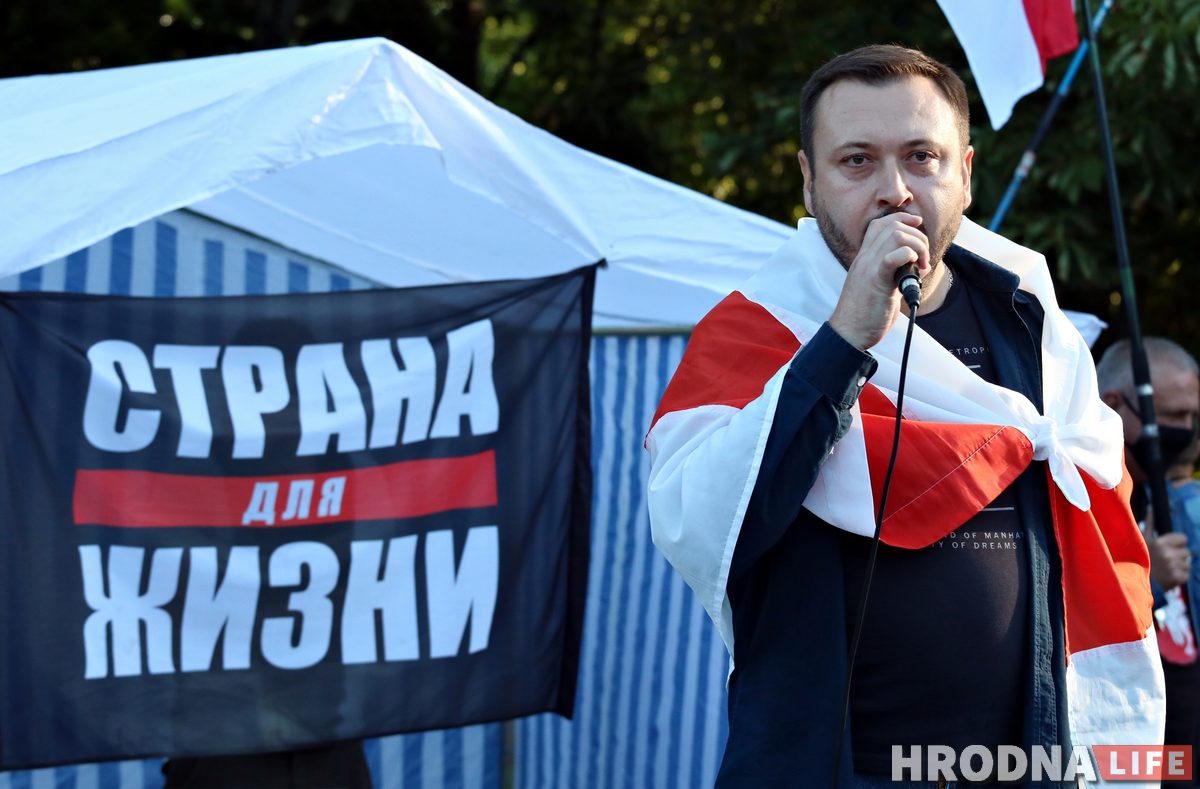 ФОТО: в Гродно прошел первый агитационный пикет за Тихановскую