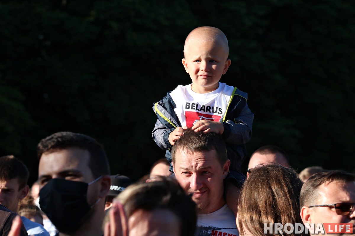 ФОТО: в Гродно прошел первый агитационный пикет за Тихановскую