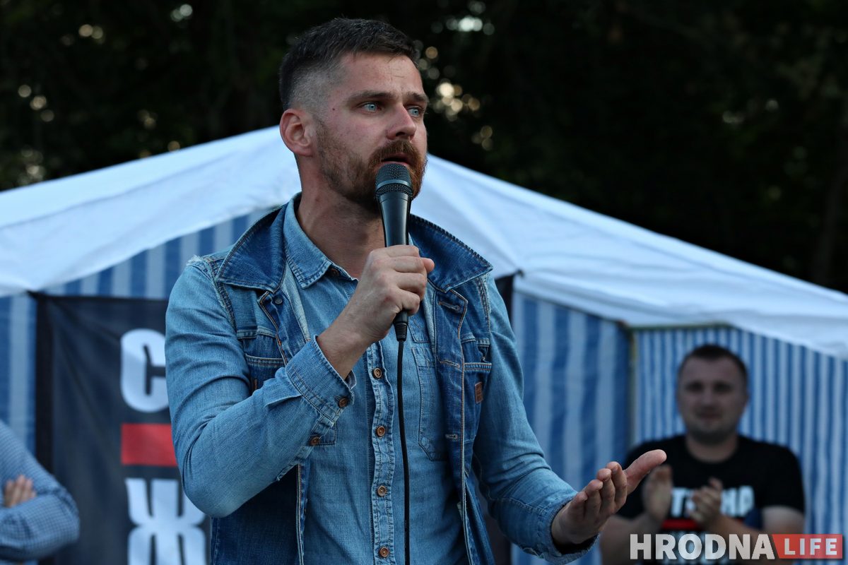 ФОТО: в Гродно прошел первый агитационный пикет за Тихановскую