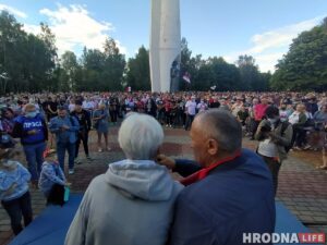 ФОТО: в Гродно прошел первый агитационный пикет за Тихановскую ФОТО: в Гродно прошел первый агитационный пикет за Тихановскую