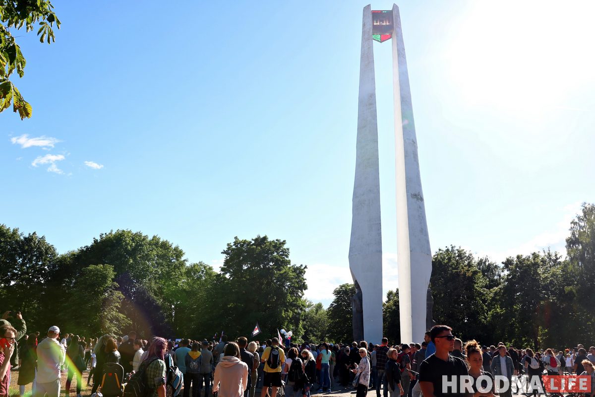 ФОТО: в Гродно прошел первый агитационный пикет за Тихановскую