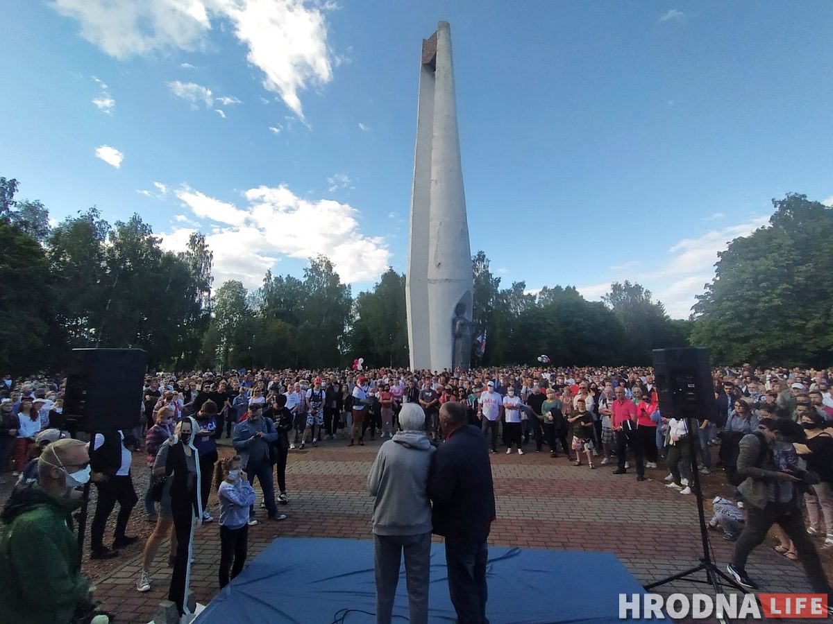 ФОТО: в Гродно прошел первый агитационный пикет за Тихановскую