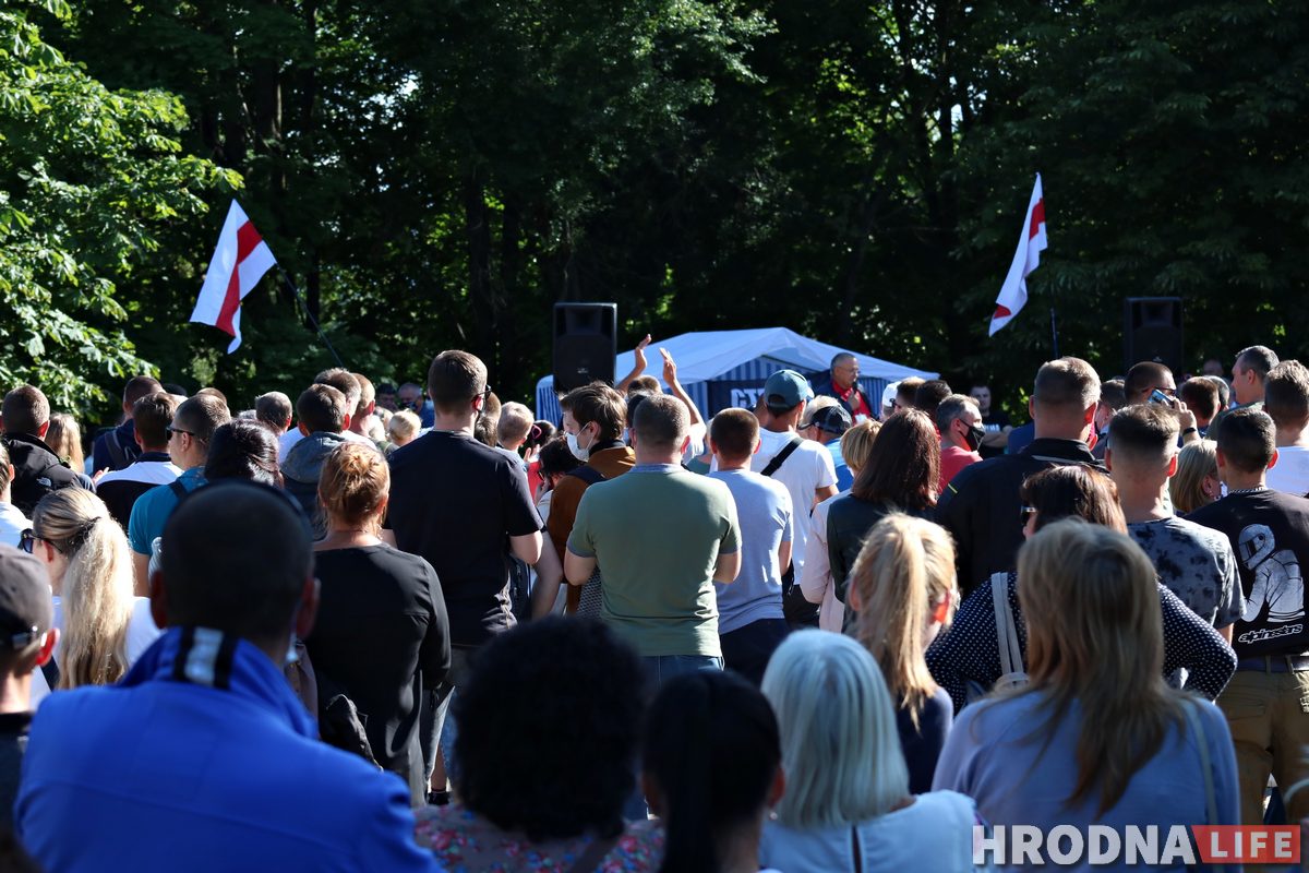 ФОТО: в Гродно прошел первый агитационный пикет за Тихановскую