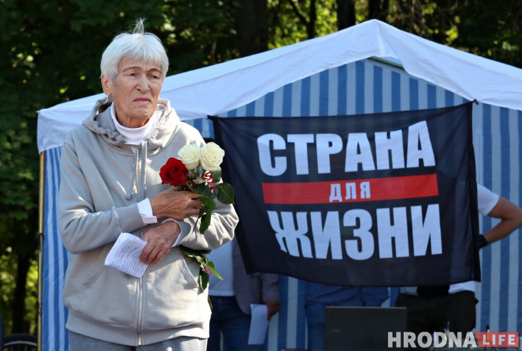 “Воспитала детей и патриота Тихановского”. Первый пикет за Светлану Тихановскую в Гродно собрал 1500 человек