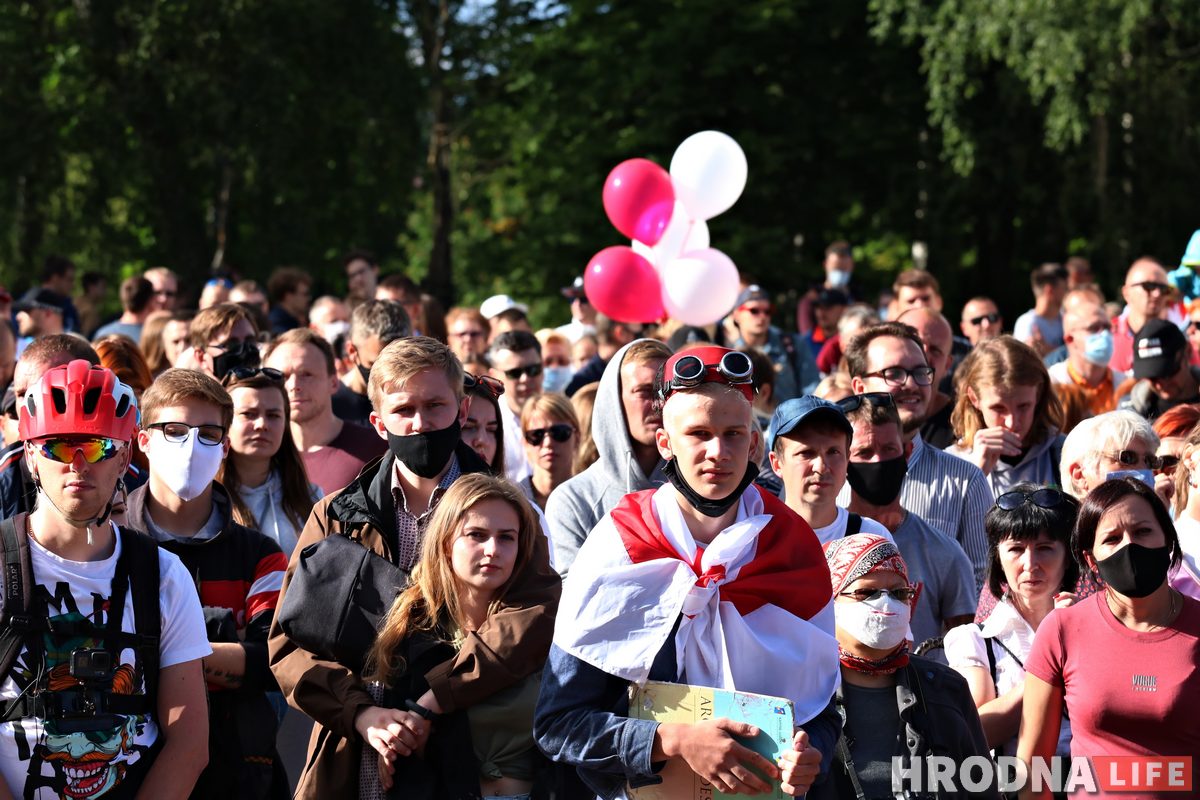 ФОТО: в Гродно прошел первый агитационный пикет за Тихановскую
