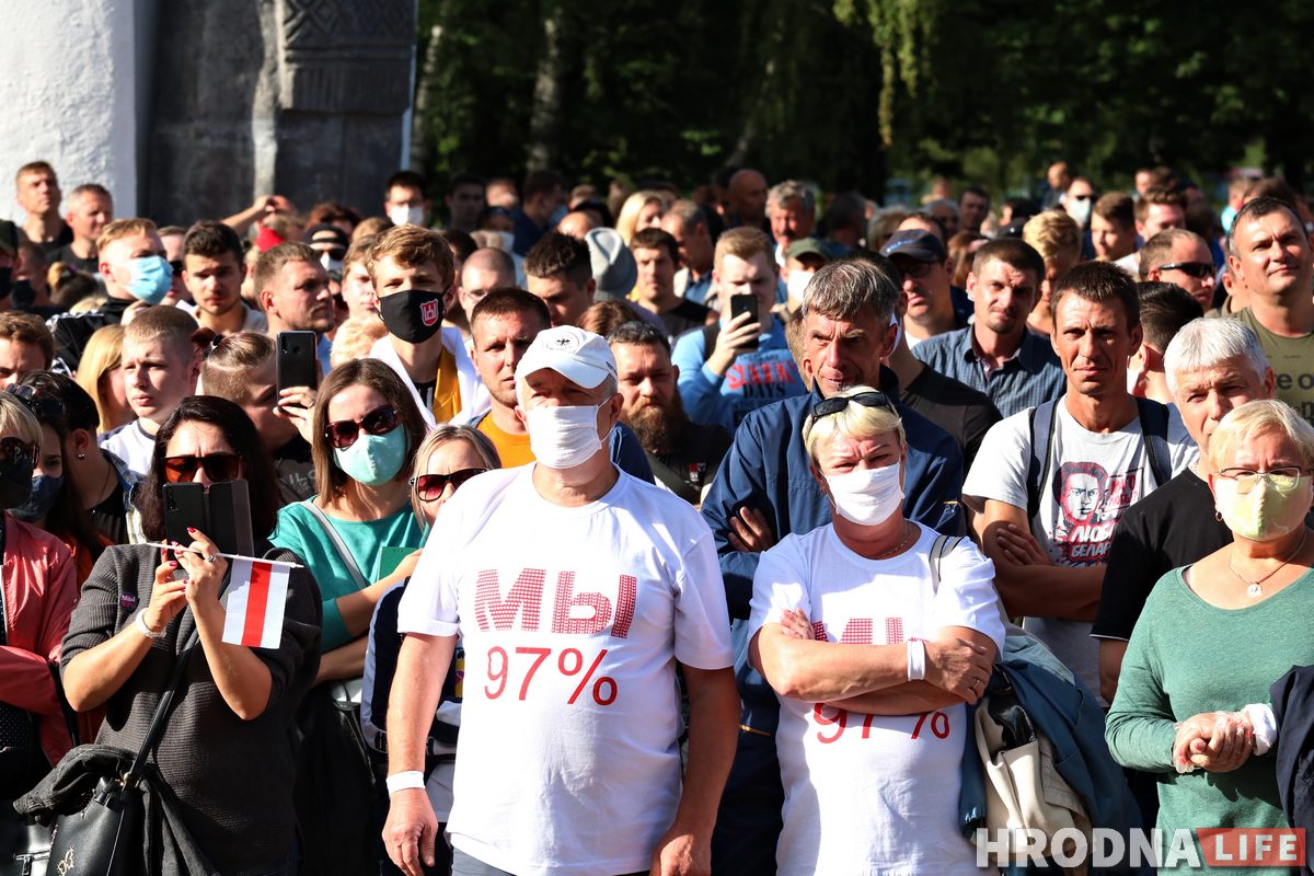 ФОТО: в Гродно прошел первый агитационный пикет за Тихановскую