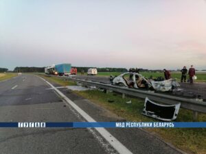 Ночью под Скиделем Mercedes столкнулся с фурой и загорелся. Трое погибли на месте Ночью под Скиделем Mercedes столкнулся с фурой и загорелся. Трое погибли на месте