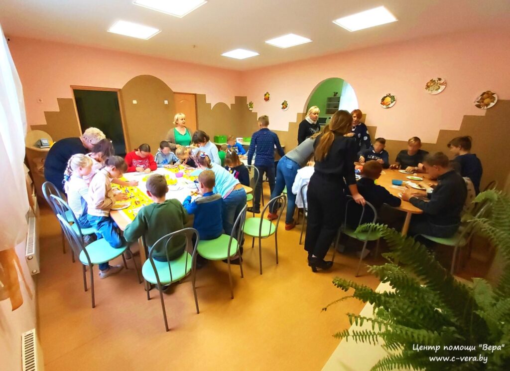 Гродзенцаў просяць дапамагчы дзецям-сіротам сабрацца ў школу