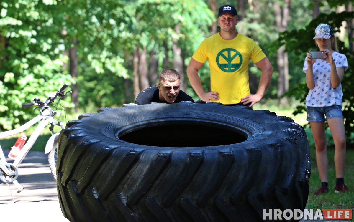 Гродненец установил мировой рекорд в переворачивании покрышки. Осталось его зарегистрировать