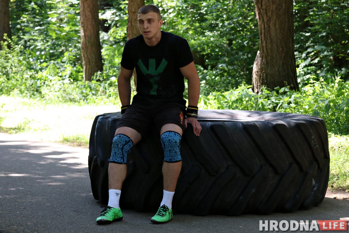 Гродненец установил мировой рекорд в переворачивании покрышки. Осталось его зарегистрировать