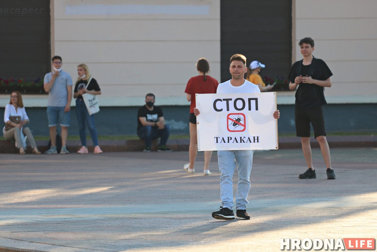 «Хлопец са сталёвымі яйкамі». Навошта гродзенец выйшаў на вуліцу з плакатам "Стоп таракан"