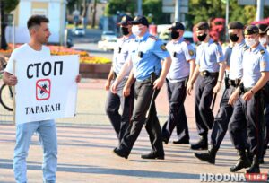 «Парень со стальными яйцами». Зачем гродненец вышел на улицу с плакатом "Стоп таракан"