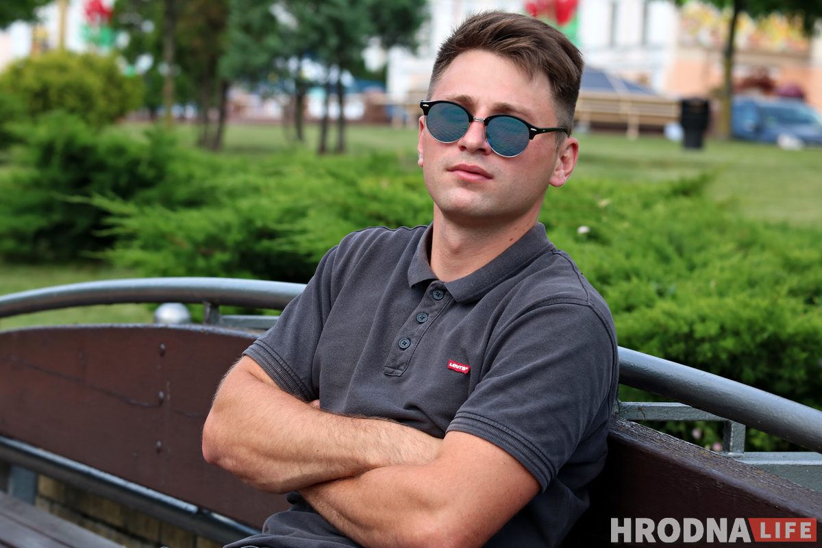 «Хлопец са сталёвымі яйкамі». Навошта гродзенец выйшаў на вуліцу з плакатам "Стоп таракан"