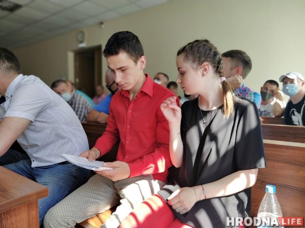 «Защищался как мог, но все равно виноват». Гродненца, которого задержали с Тихановским, оштрафовали на 810 рублей «Защищался как мог, но все равно виноват». Гродненца, которого задержали с Тихановским, оштрафовали на 810 рублей