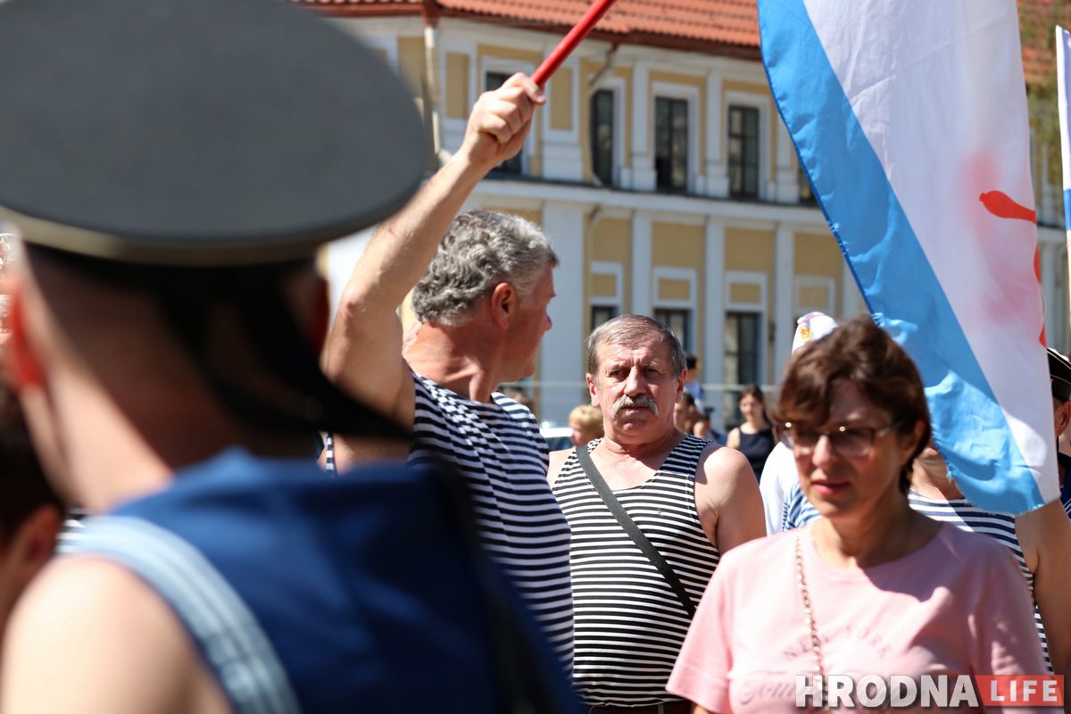 «Калі трэба, мы выйдзем». Пра што гаварылі маракі ў дзень ВМФ у Гродне
