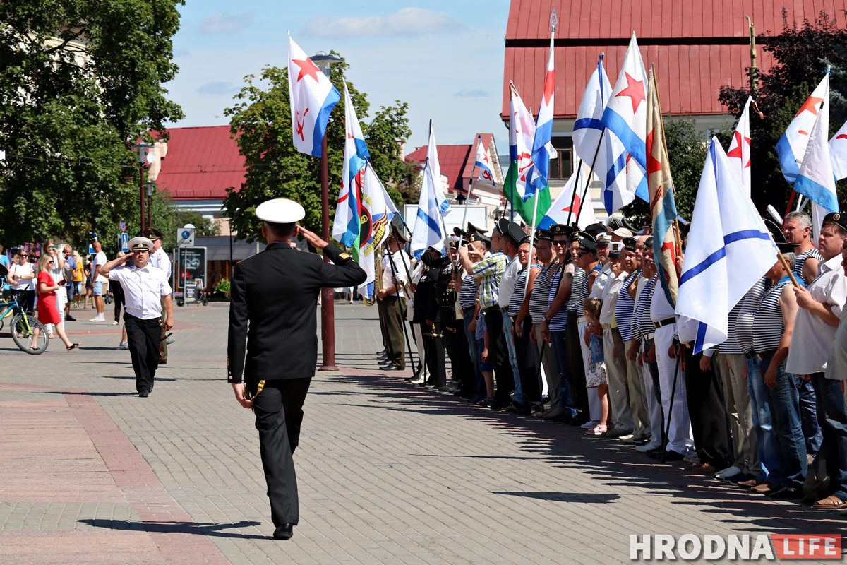 «Калі трэба, мы выйдзем». Пра што гаварылі маракі ў дзень ВМФ у Гродне
