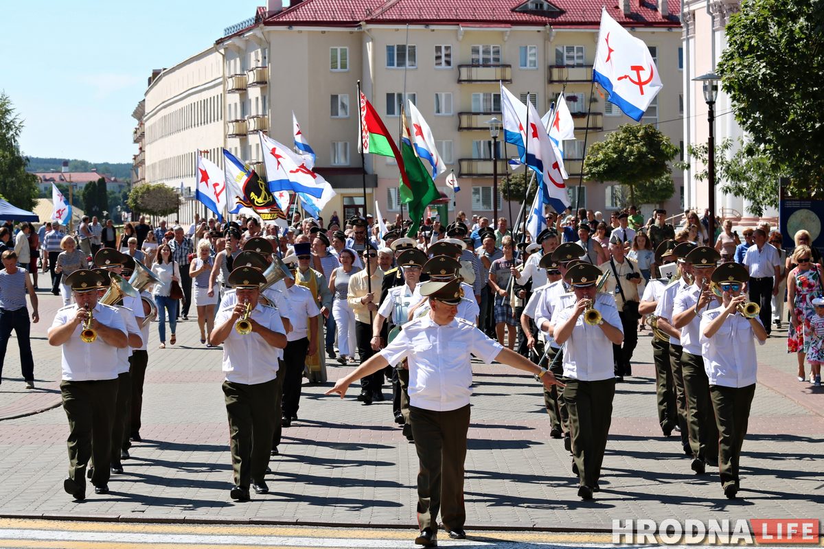 «Калі трэба, мы выйдзем». Пра што гаварылі маракі ў дзень ВМФ у Гродне