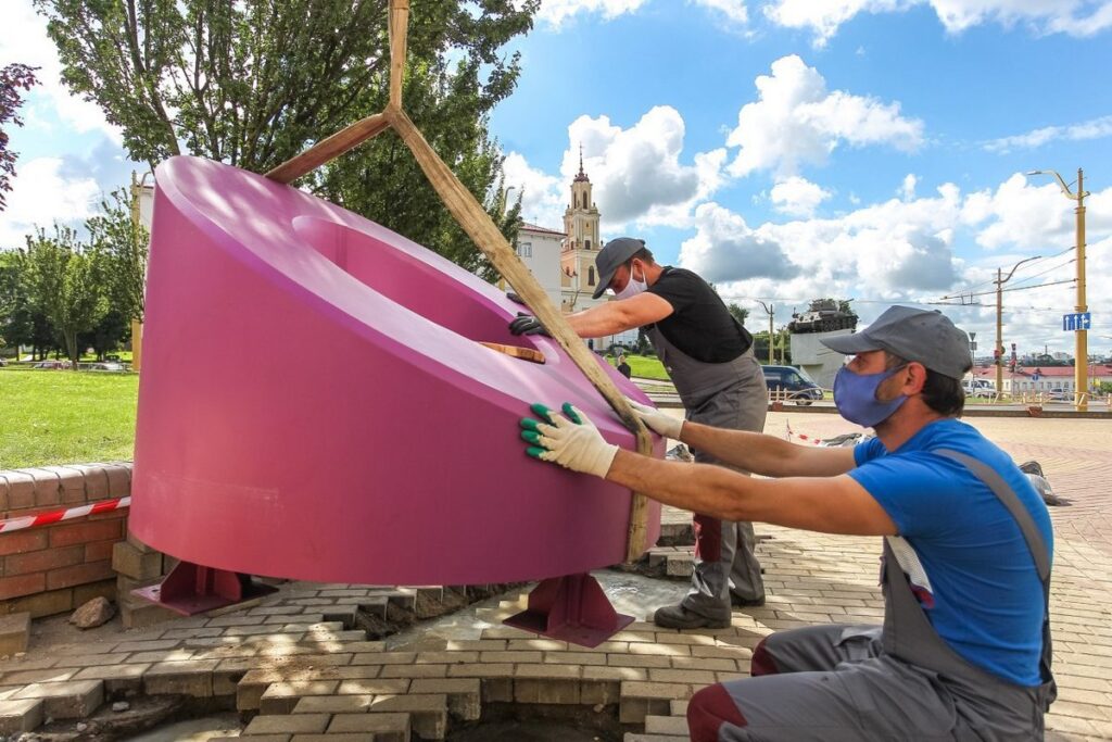 В центре Гродно устанавливают арт-объект «МОВА»