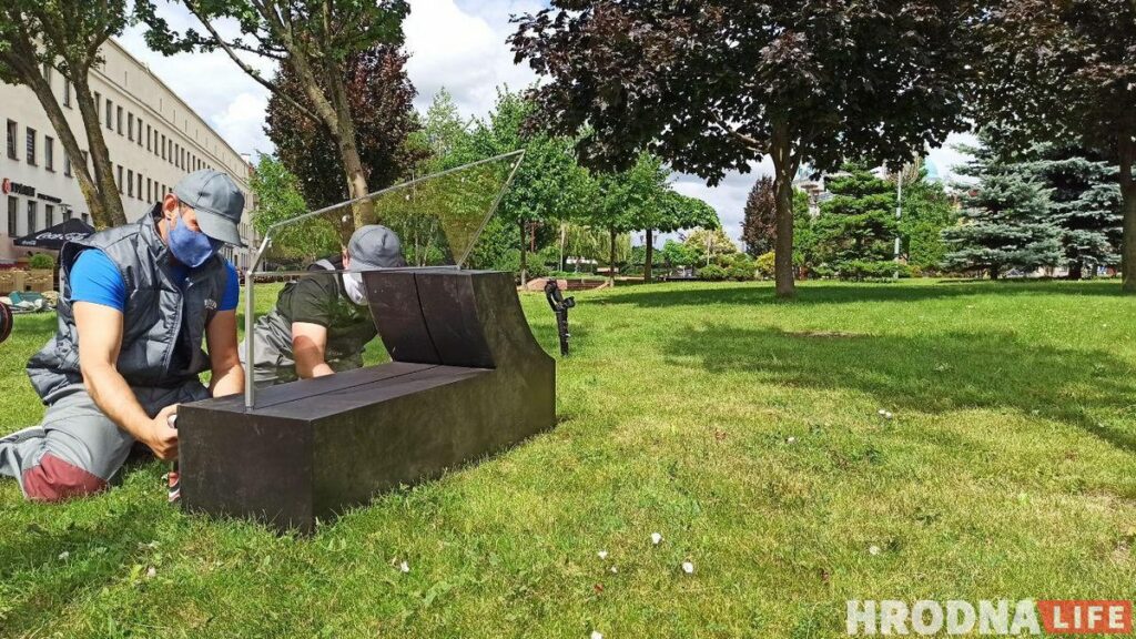 В центре Гродно устанавливают арт-объект «МОВА»