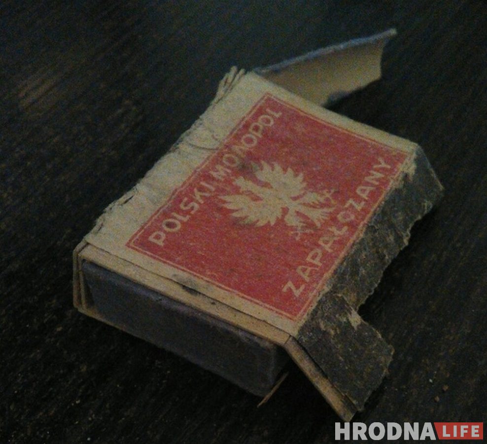 Таблички, бутылка и коробок. Смотрите, что находят на крыше старейшей школы города