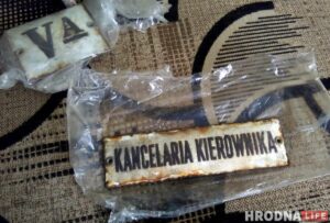 Таблички, бутылка и коробок. Смотрите, что находят на крыше старейшей школы города