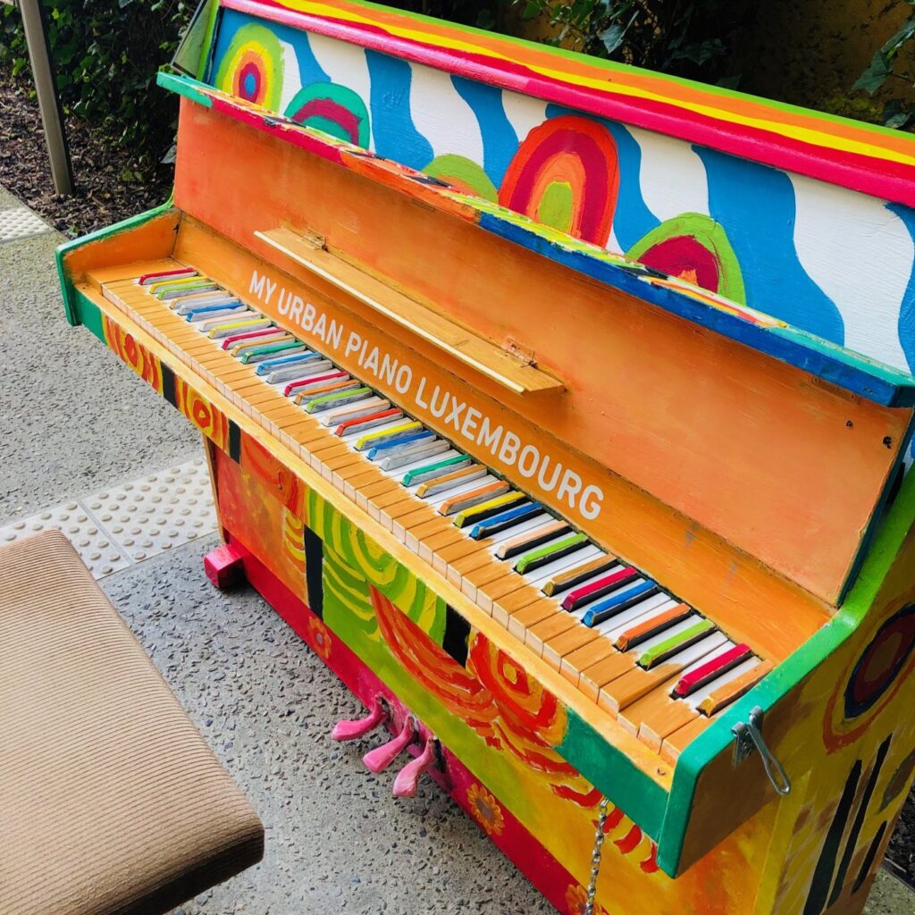 «Гэта мой подарунак гораду». У центры Гродна з'явілася вулічнае піяніна