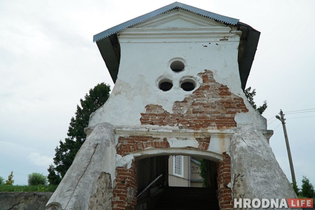 Отремонтируют браму костела XVIII века в Плебановцах. На ремонт собирал местный отдел идеологии (обновлено) Входная брама Свято-Троицкого костела