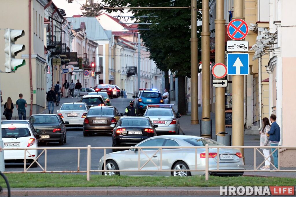 Забирали телефоны и автомобили. В Гродно милиция задержала участников автопробега и случайных людей Забирали телефоны и автомобили. В Гродно милиция задержала участников автопробега и случайных людей