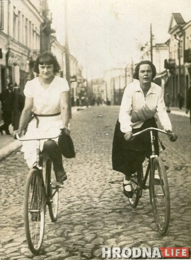 Гродненки на дамских велоипедах "Неман", 1930-е гг. Фото из коллекции Руслана Кулевича