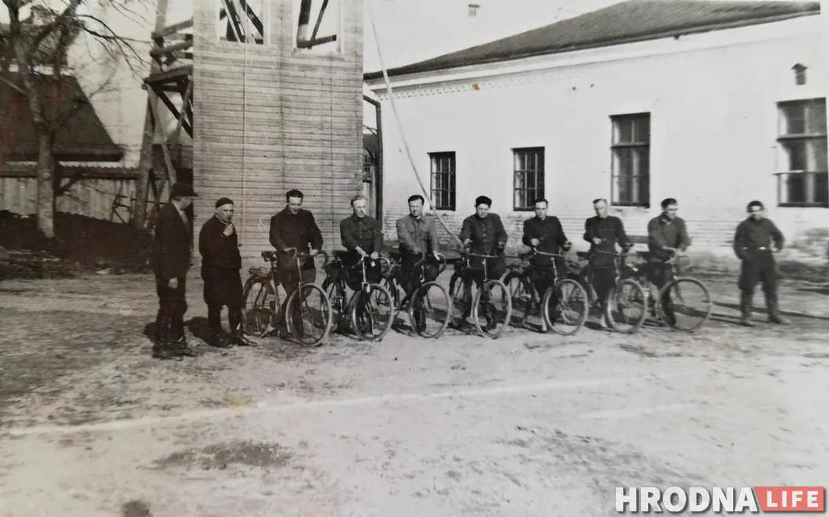 Бригада пожарных с велосипедами "Неман", 1940-е гг. Фото из коллекции Руслана Кулевича