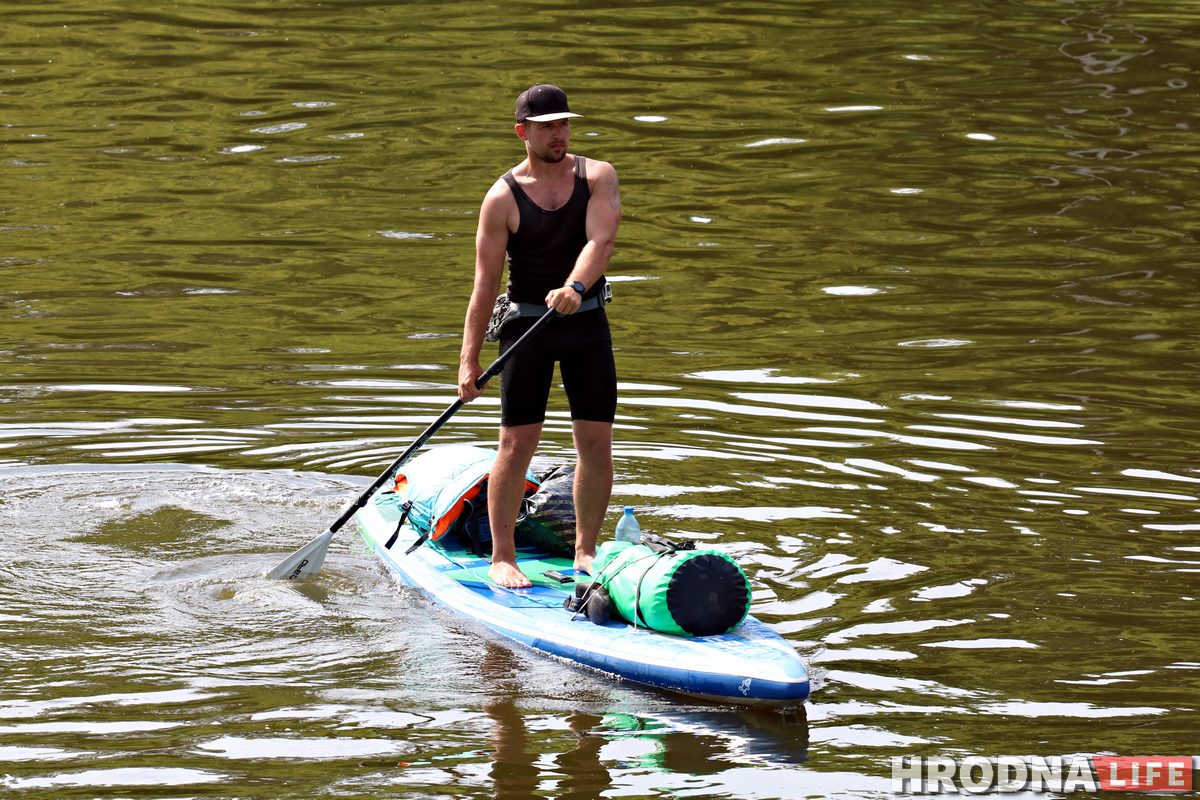 «Запытаўся ў падпісчыкаў, куды плыць». Хлопец на сапбордзе праплыў па Нёмане 450 км за 12 дзён