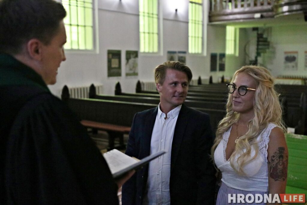 «Гродно – единственный город, где мы могли это сделать». Швед прилетел в Беларусь венчаться с русской девушкой «Гродно – единственный город, где мы могли это сделать». Швед прилетел в Беларусь венчаться с русской девушкой