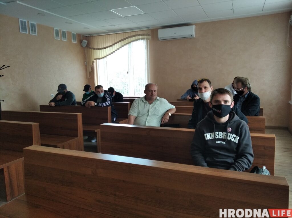 "Лаяўся матам, перашкаджаў праезду транспарта". Скаргу Разнічэнкі разгледзелі за 3 хвіліны і не задаволілі